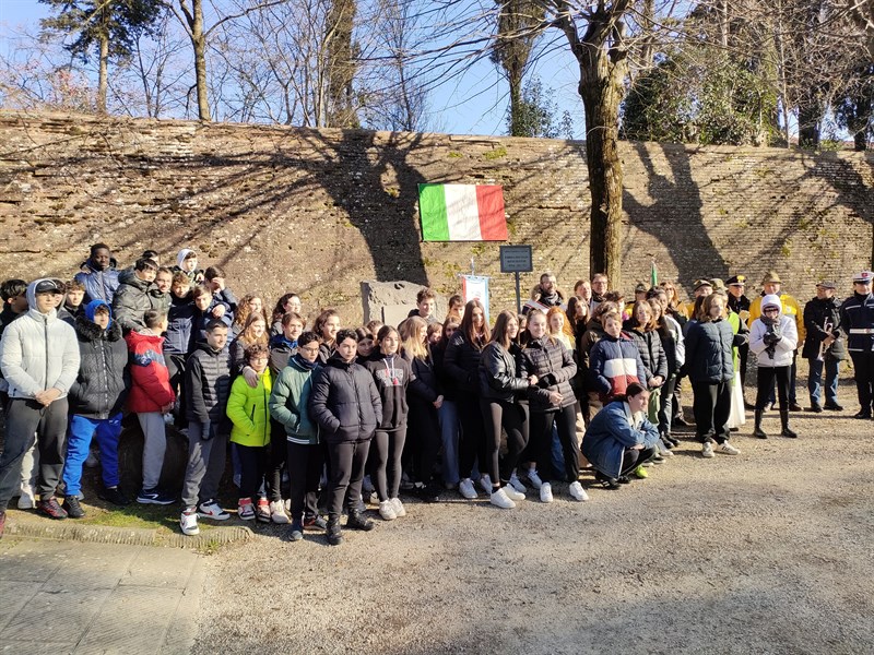 Foto ricordo dopo la cerimonia davanti alla lapide che ricorda le foibe
