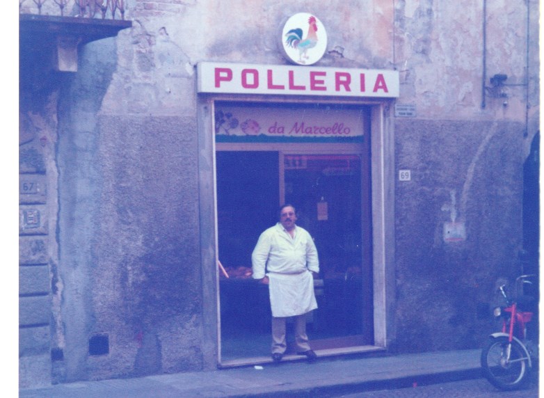 Marcello davanti alla sua vecchia bottega di pollame 