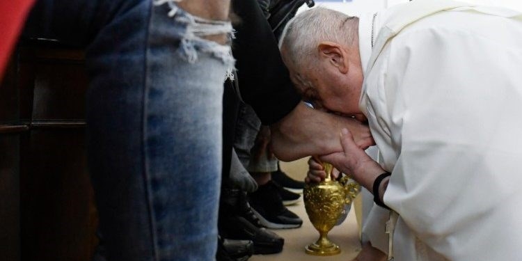 Papa Francesco lava i piedi a detenuti