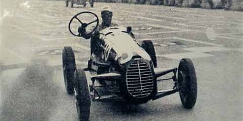 1953 - Muore Tazio Nuvolari.

Nella foto 3 settembre 1946, Coppa Andrea Brezzi. Nuvolari, su Cisitalia D46, conclude al 13º posto in 1h 25'57". Mentre taglia il traguardo sventola verso il pubblico il