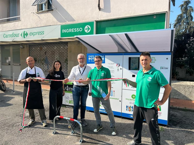 Nel Carrefour Express di Sieci inaugurata la 30° macchina per riciclare la plastica