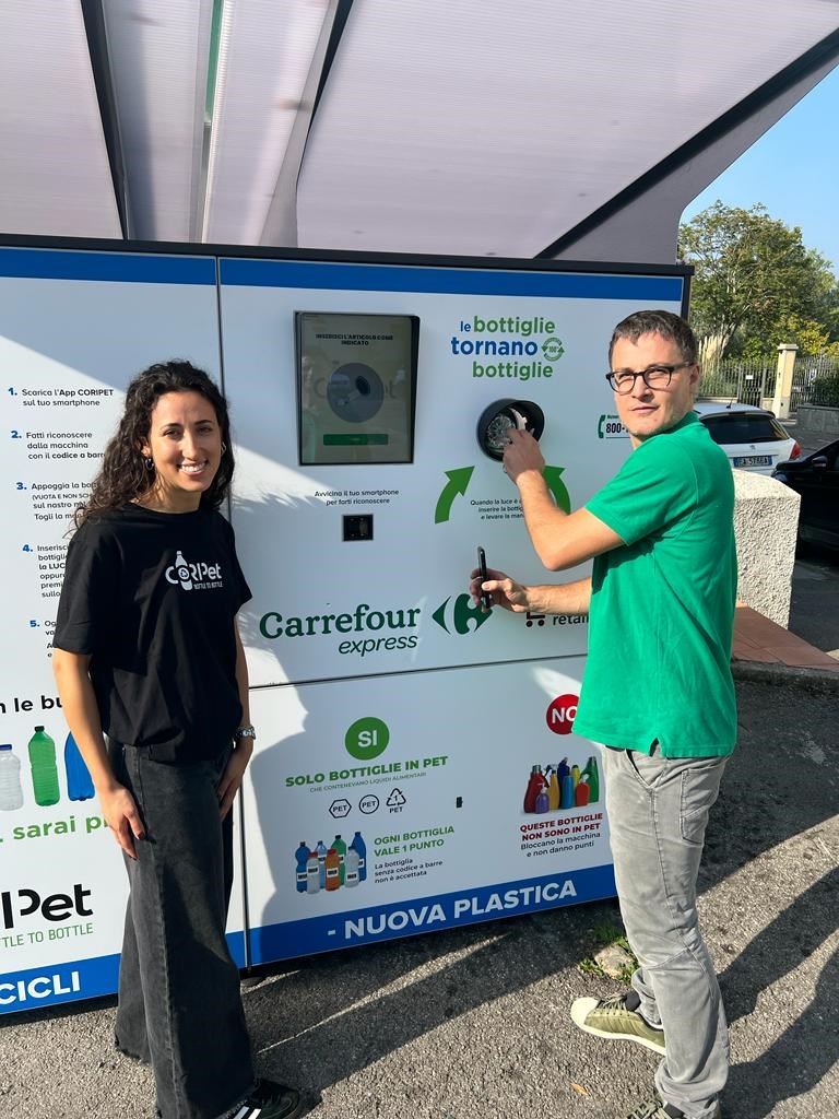 Nel Carrefour Express di Sieci inaugurata la 30° macchina per riciclare la plastica