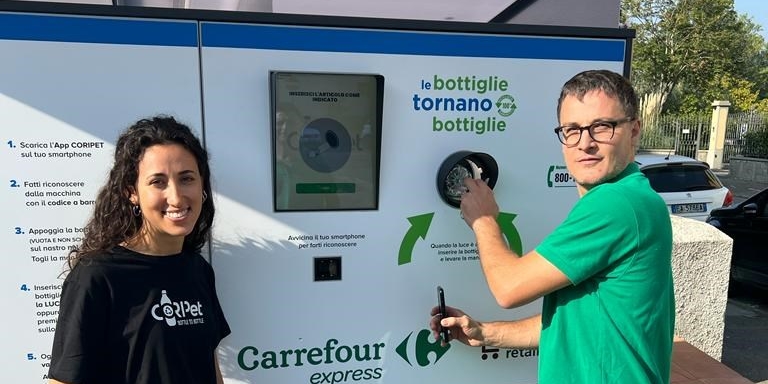Nel Carrefour Express di Sieci inaugurata la 30° macchina per riciclare la plastica