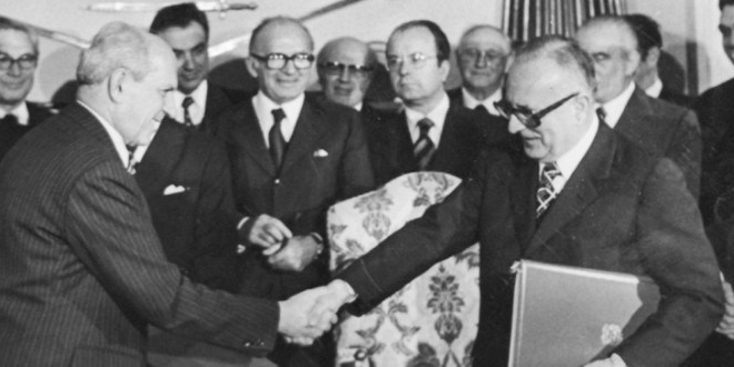 1976, I ministri degli esteri jugoslavo Miloš Minić (sx) e italiano Mariano Rumor (dx) si stringono la mano dopo la firma degli accordi di Osimo.