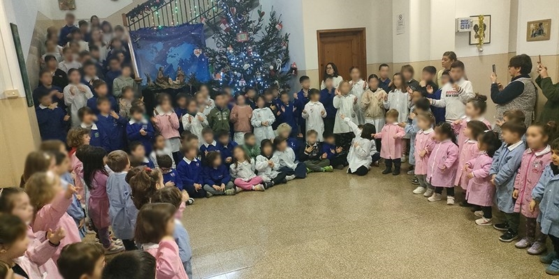 Cerimonia natalizia alle Stimmatine. Canti, accensione dell’albero e ringraziamenti