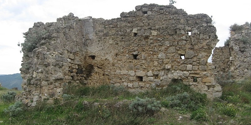 Una parte dei resti del Castello Santapau distrutto dal sisma del 1693.