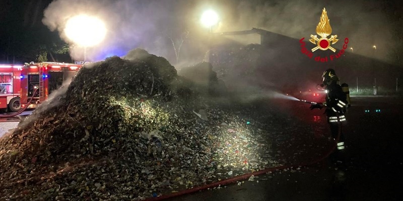 Fuoco a rifiuti trasportati da un camion in autostrada