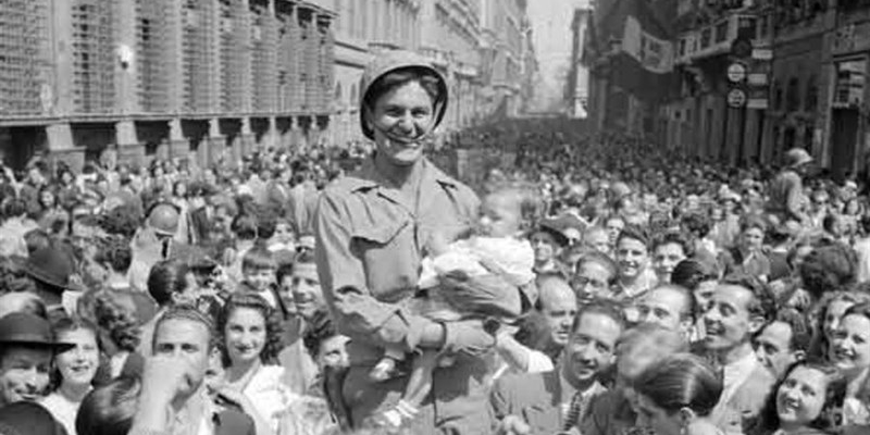 agosto 1944 - Si festeggia la liberazione in via Cavour