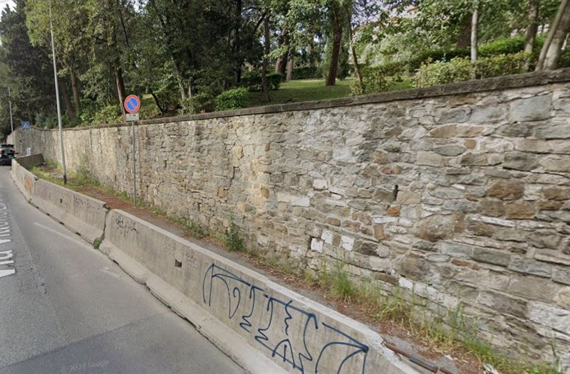 Il muro della scuola San Francesco