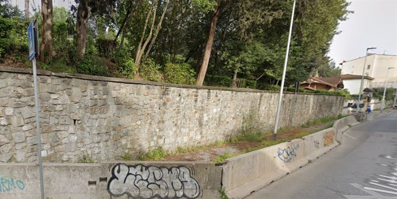Il muro della scuola San Francesco