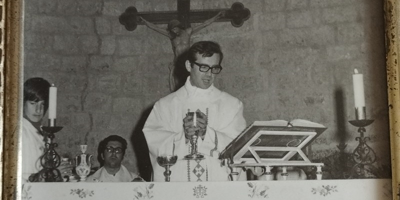 Il giovane don Giancarlo Corti mentre celebra la sua prima Messa.