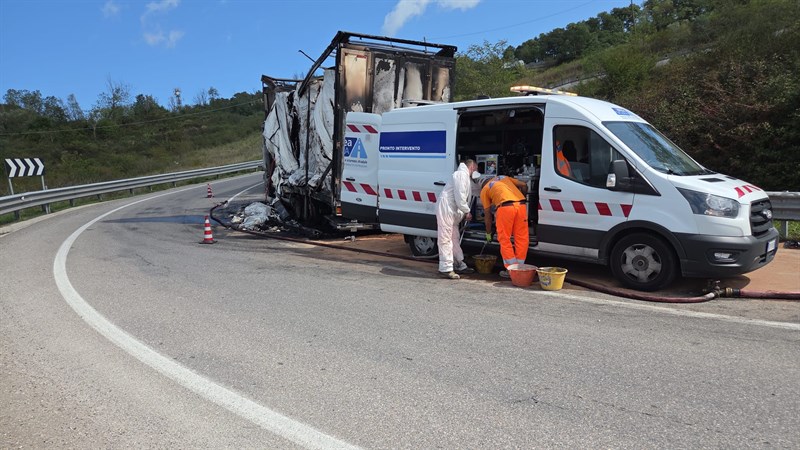 il camion distrutto