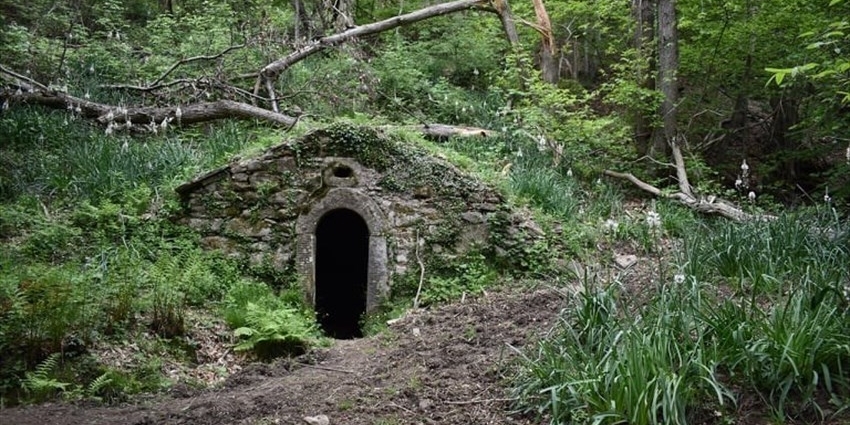 la burraia di Fonterinalda sul Sentiero delle Burraie