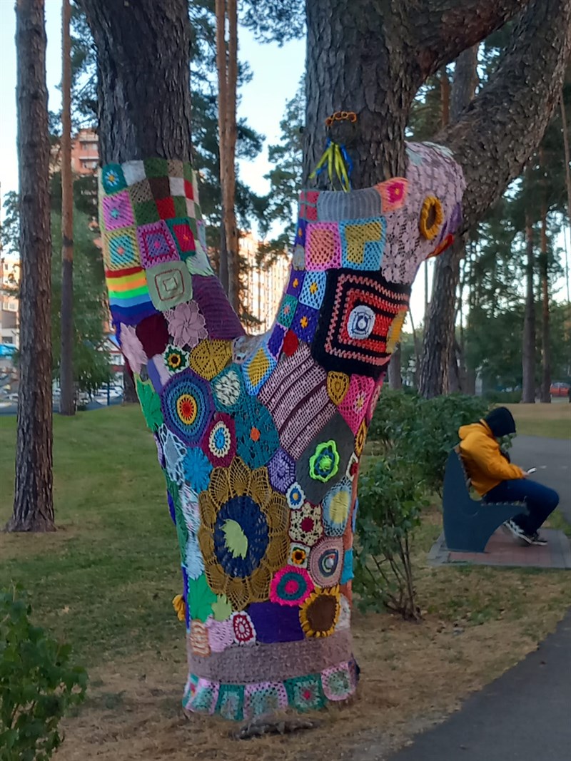 I parchi sono già pieni di bambini e madri giovanissime