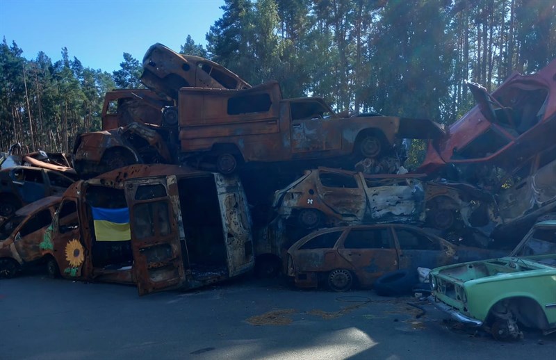 Visita a Irpin e Bucha. Tutto quello che era orribile è stato tolto o spostato. Le auto distrutte sono qui ammassate come una grande scultura o una " Guernica".