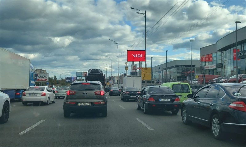 Sull'anulare di Kyiv. Un parco macchine non male. Ci sono tutte le case costruttrici e punti vendita. La gente lavora. Oggi Kyiv è più sicura e difesa.