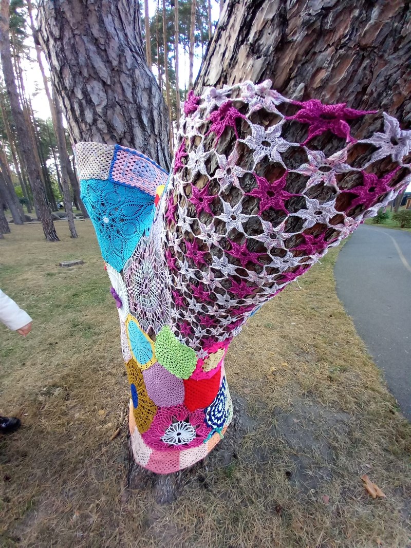 I parchi sono già pieni di bambini e madri giovanissime