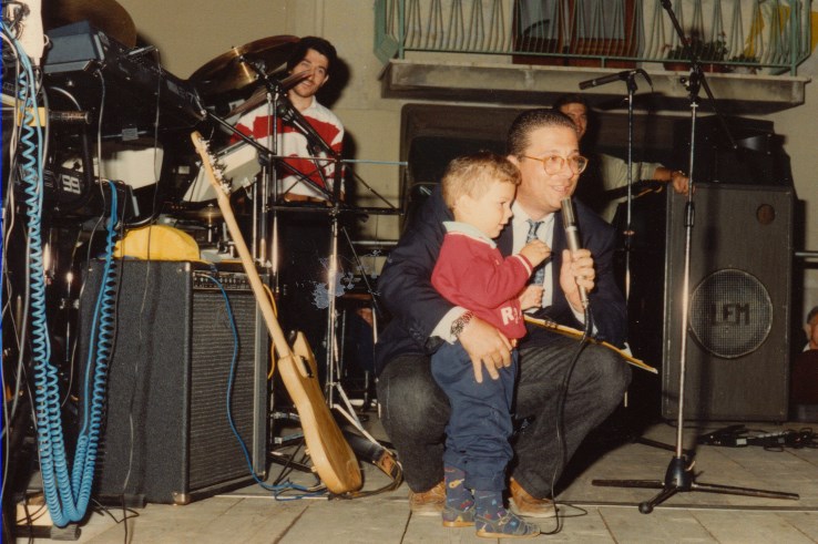 Leonardo Ubaldi con il piccolo figlio Matteo alla Festa rionale di Santa Lucia nel 1991.