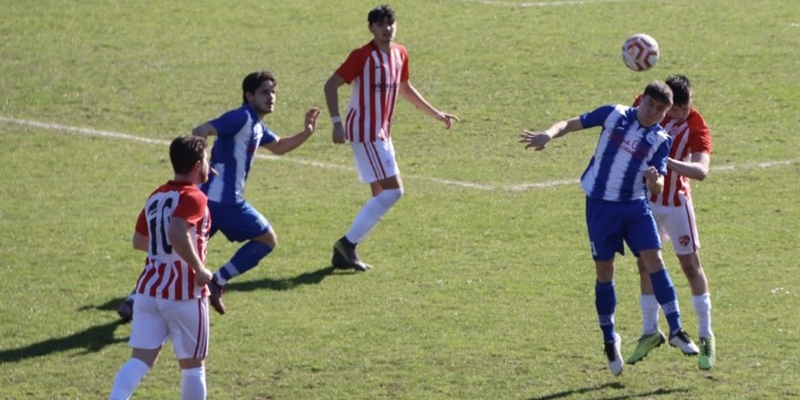 Una fase del derby San Piero-Luco