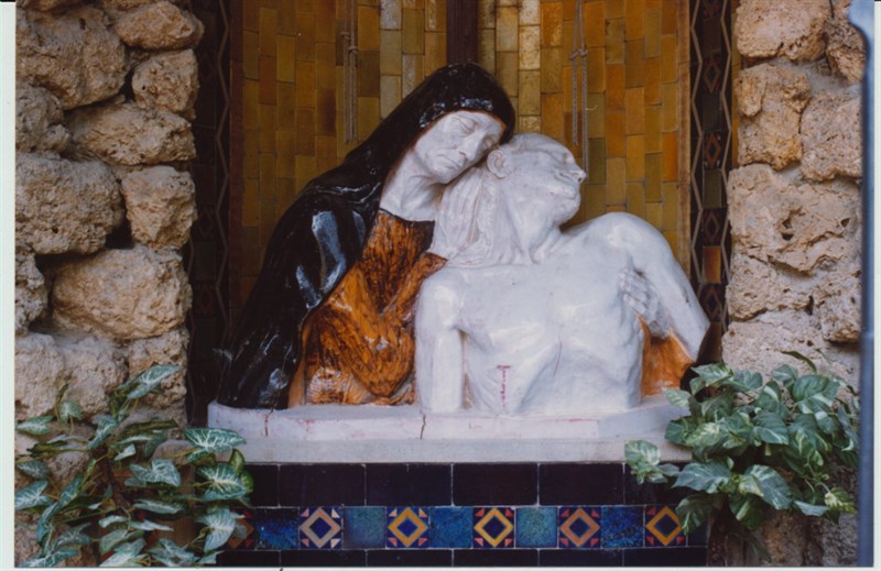 La “deposizione” chiniana all’esterno della chiesa.