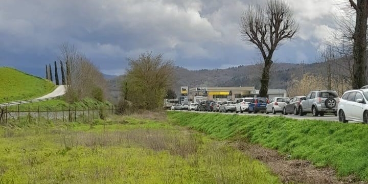 La coda all’altezza del distributore Agip prima di Vicchio