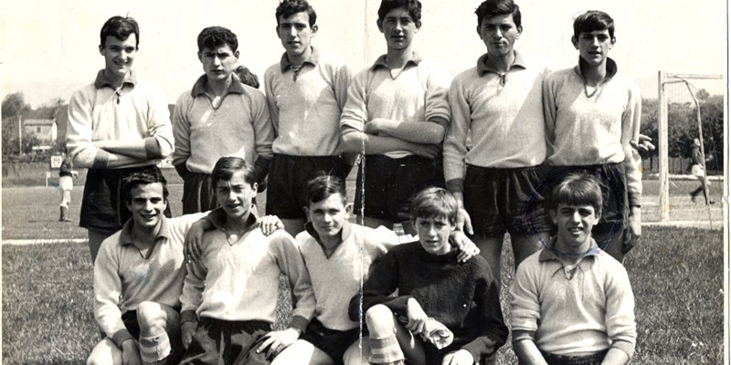 Vanni Verdi, il secondo da destra in piedi,  con la maglia biancoverde degli Juniores. In basso il primo a destra è Romolino Landi che morì giovanissimo dopo una fulminante malattia.  