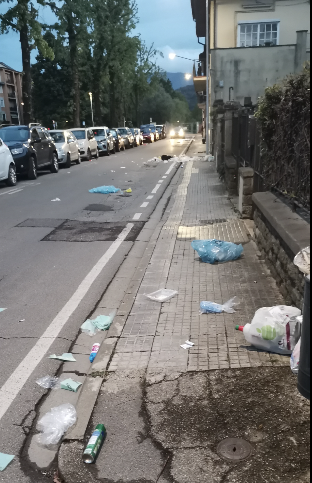 Via Marconi inondata di plastica