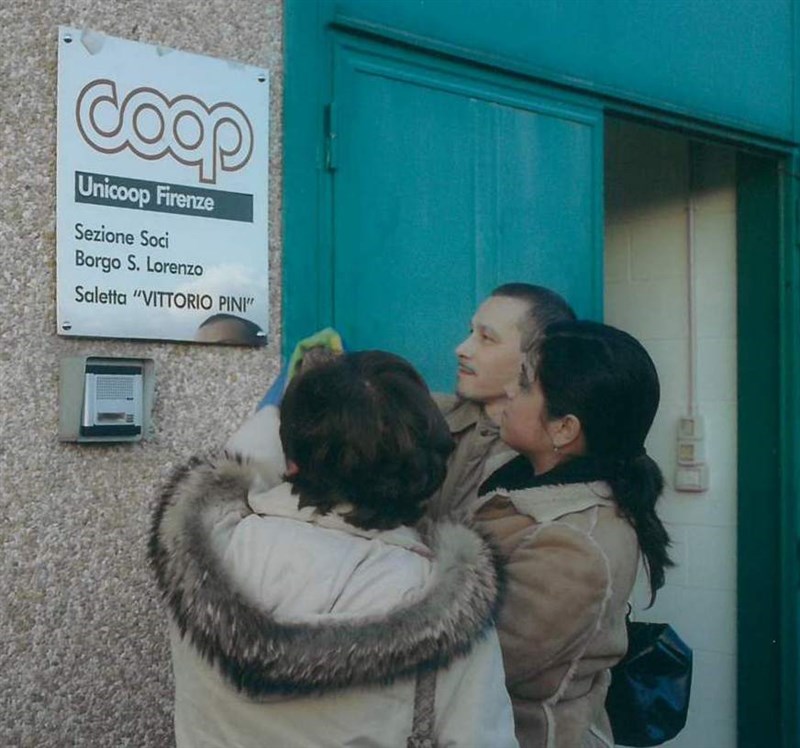 La saletta dei soci Coop che fu dedicata nel 2005 a Vittorio Pini alla presenza dei figli 