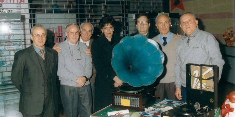 L’inaugurazione negli anni ’90 della saletta dei soci della Coop. Vittorio  Pini è il secondo da destra. 