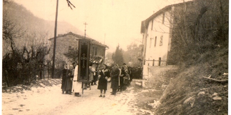 Anno 1955 – Una vecchia processione sfila in pieno inverno per le strade di Villore