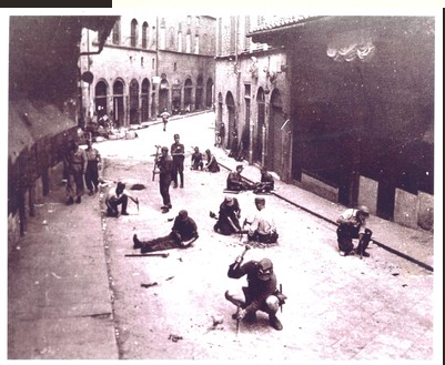 Una foto di repertorio con i genieri tedeschi che minano una strada a Firenze