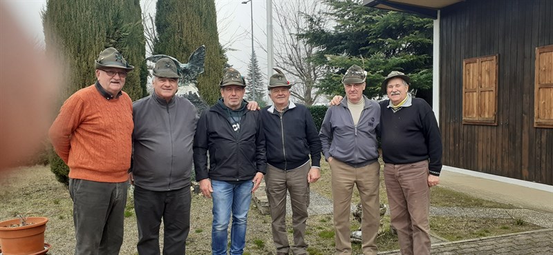 A Sala Baganza davanti alla sede Alpini, ultimo a ds Franco Ceresini con gli intervenuti
 