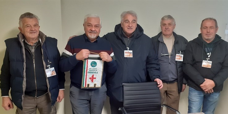 visita in azienda con consegna del guidoncino di Firenzuola all'.In. Serventi