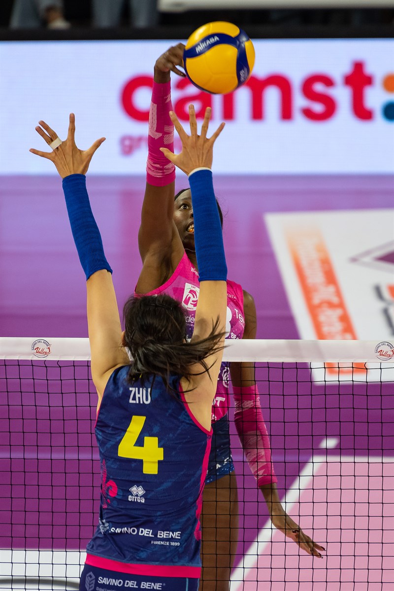 Savino Del Bene Scandicci e Vero Volley Milano in una azione di gioco.