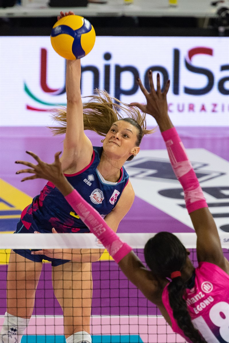 Savino Del Bene Scandicci e Vero Volley Milano in una azione di gioco.