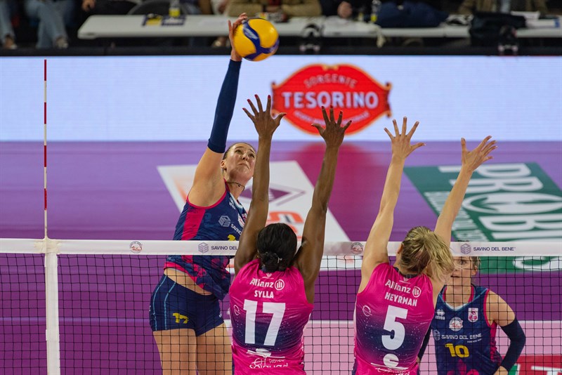 Savino Del Bene Scandicci e Vero Volley Milano in una azione di gioco.