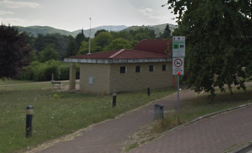 Via Trento la situazione dei marciapiedi e la chiusura dei bagni del Parco Pertini -  Le segnalazioni di alcuni cittadini 