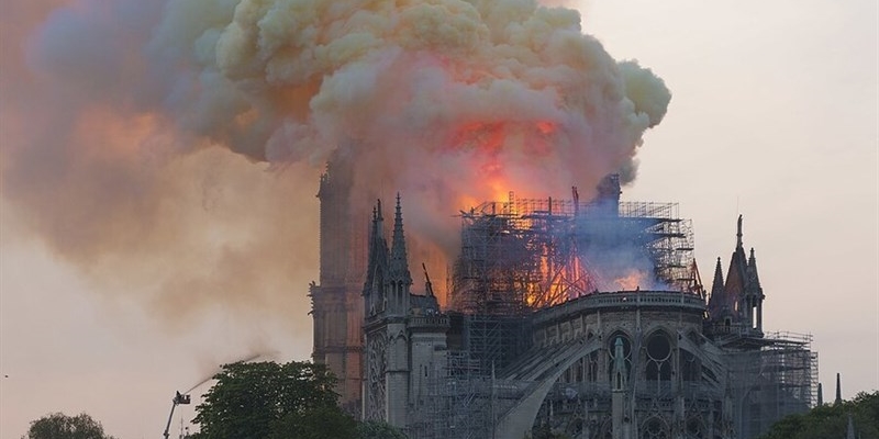 2019 - Brucia Notre Dame a Parigi