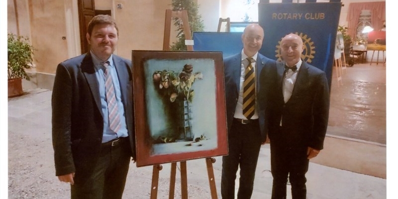 Da sinistra il critico d’arte Giulio Giachi, il dott. Pasquale Petrone e l’artista Mauricio Meza Rojas. 