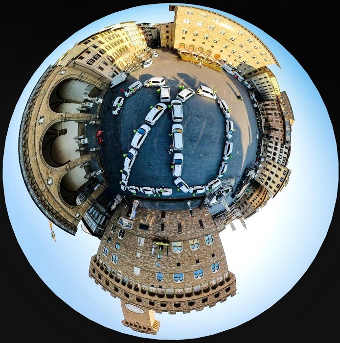 corri la vita tassisti in piazza signoria