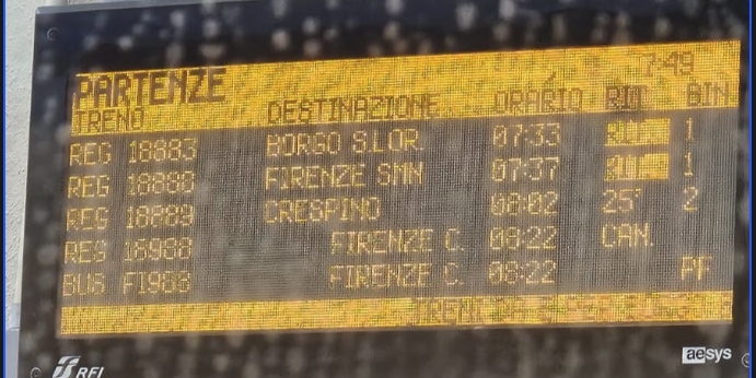 Il cartellone con annuncio ritardi