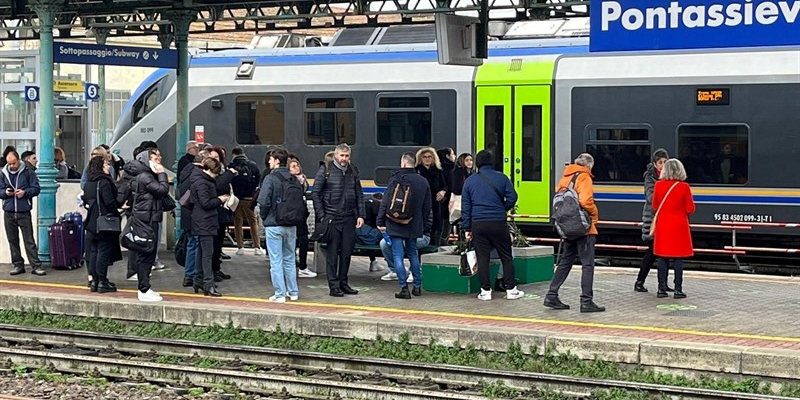 Pendolari in attesa dei treni in ritardo alla Stazione di Pontassieve 