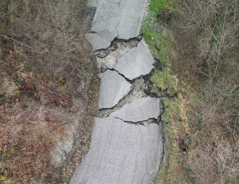 Strada franata a Grezzano