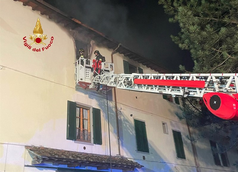 Incendio nella notte a Borgo San Lorenzo: distrutto un appartamento, famiglie evacuate