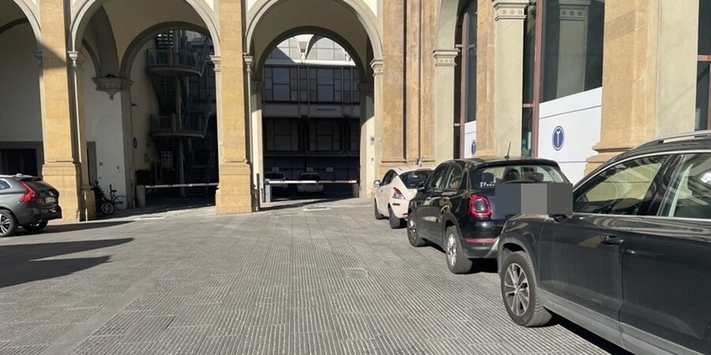 Invasione di auto private davanti al Pronto Soccorso