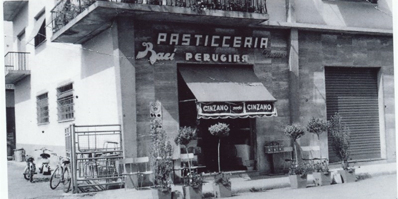 La Pasticceria Cesarino in piazza Martiri della Libertà. Anni ’60 del ‘900. 