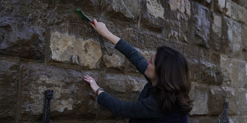 la vicesindaca Bettini a ripulire la facciata