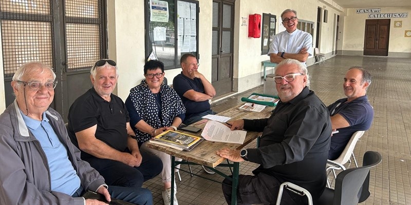 Il Dott. Massimo Canino, primo a destra, con i componenti del Comitato “Organo Stefanini 1696”.