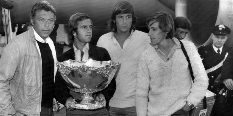 24 dicembre 1976. Da sinistra: parte della squadra italiana di Coppa Davis – da sinistra: il capitano non giocatore Nicola Pietrangeli, Paolo Bertolucci, Adriano Panatta e Corrado Barazzutti.