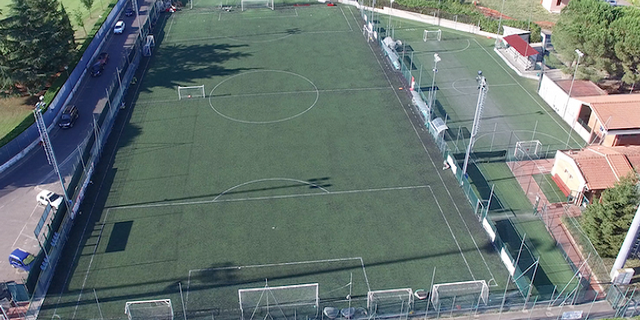 Il campo in sintetico e il vicino campetto a cinque "infiniti cantieri"